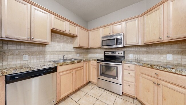 Building Photo - Remodeled 2 BR/2 BA Unit near Edora Park/Epic and Spring Creek Trail