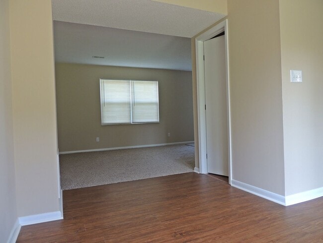 Building Photo - Convenient location , 2 bedroom 1.5 bath 9...
