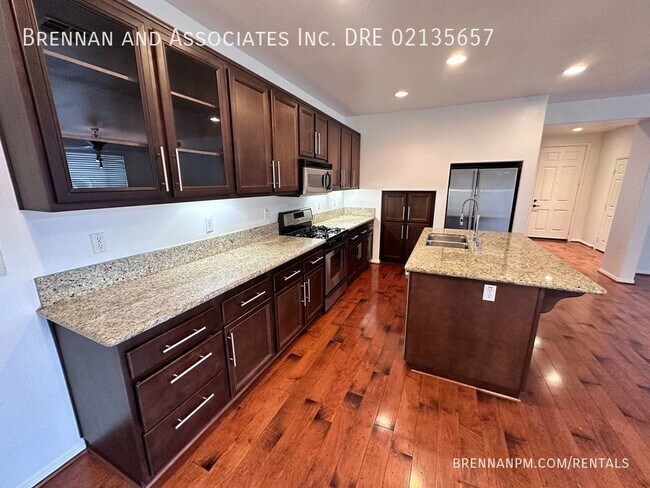 Building Photo - 3 bed, 2.5 bath Townhome, 2 Car Garage, Ea...