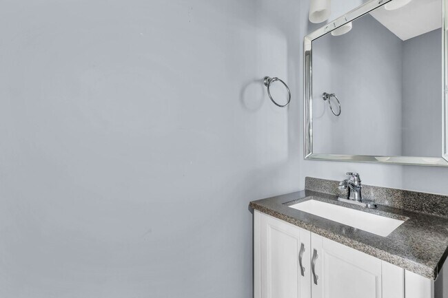 Building Photo - 171 W Regent Dr