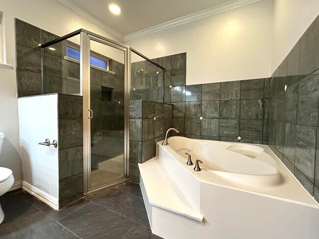 Building Photo - 1001 Pinzon St NW