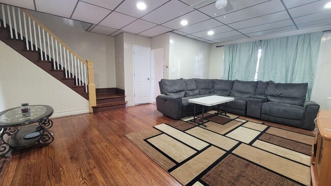 Building Photo - 2540 Woodhull Ave