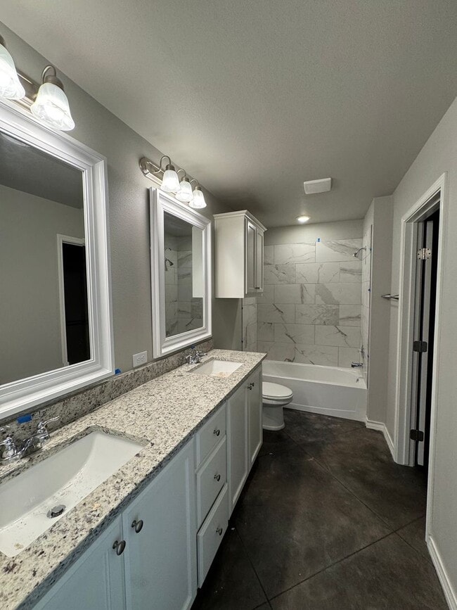 Building Photo - Located in the Glendale area! "Be there 1s...