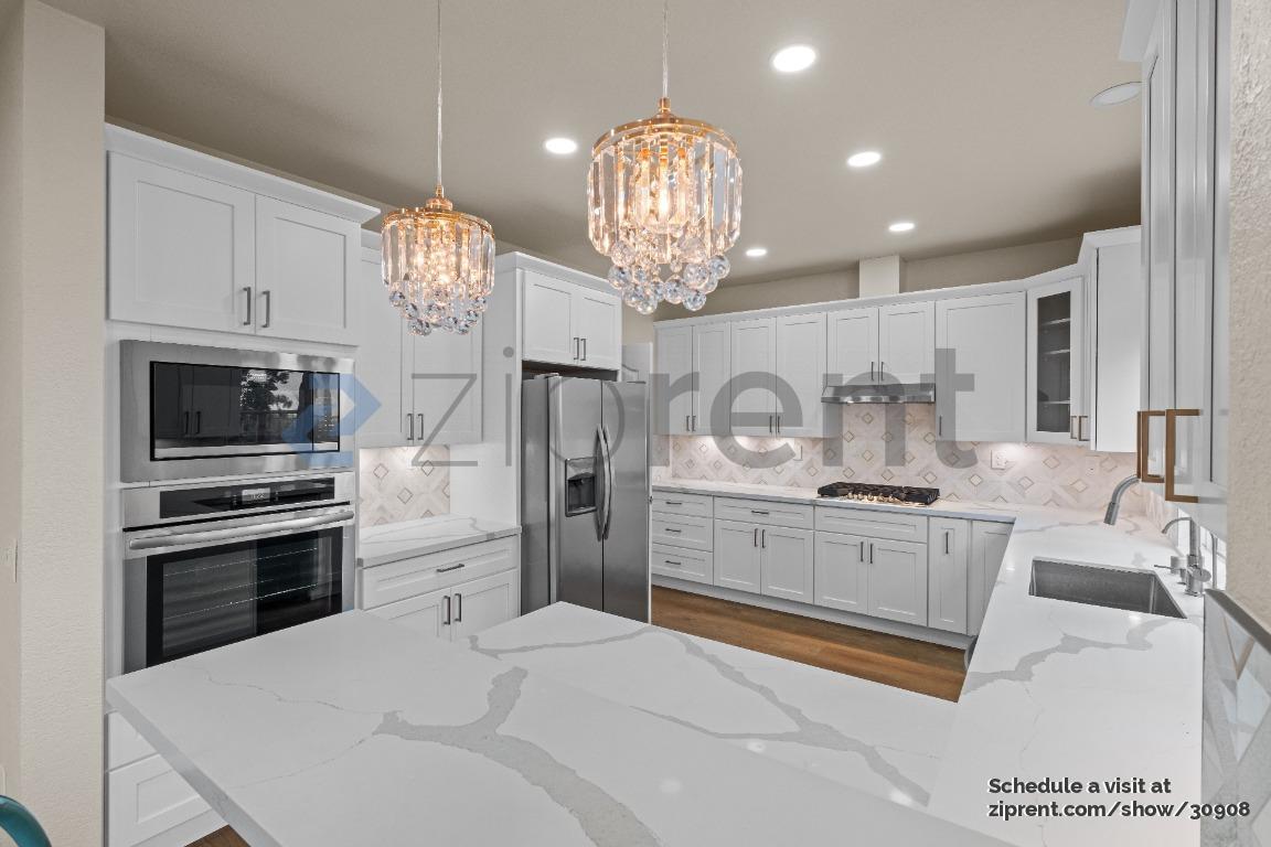 Building Photo - 1001 Sandhurst Dr