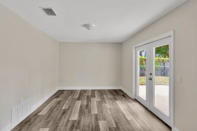 Building Photo - Remodeled Pool Home in the Heart of Brandon, FL