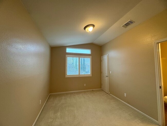 Building Photo - Spacious 3 Bedroom 3 Full Bathrooms Available Now!