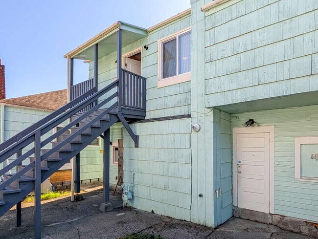 Building Photo - 2218 Hoyt Ave