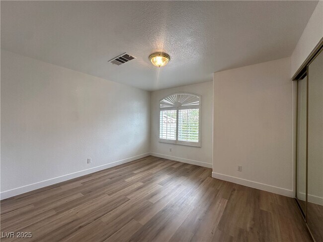 Building Photo - 2424 Shady Vista Dr