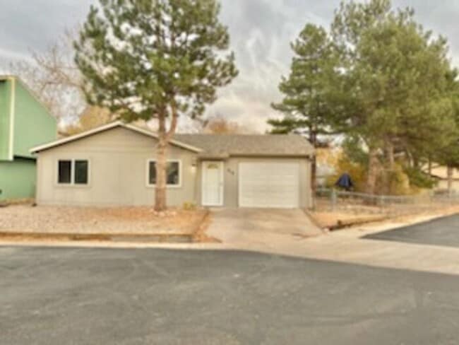 Building Photo - Cute 2 Bed, 1 Bath on a Large Corner Lot