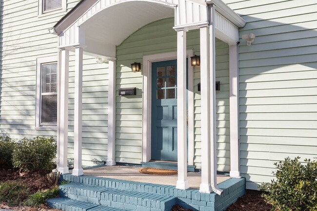Building Photo - Available Now - Adorable and Spacious!  2 ...