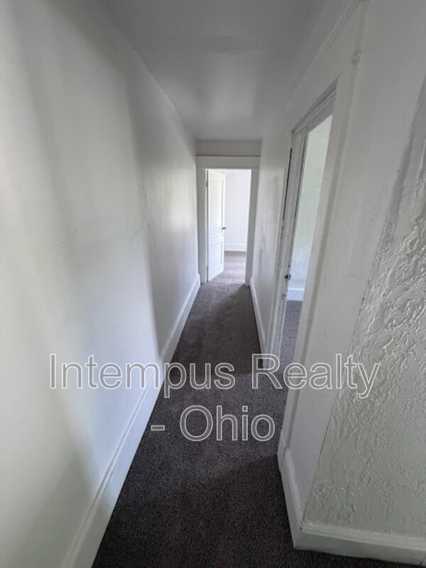 Building Photo - 550 W Myrtle Ave