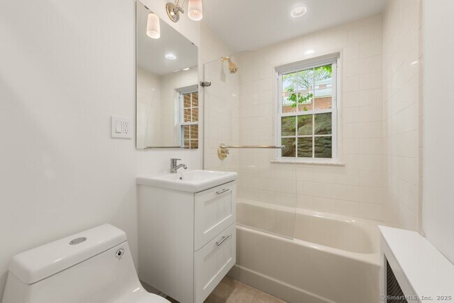 Building Photo - 10 Clarmore Dr