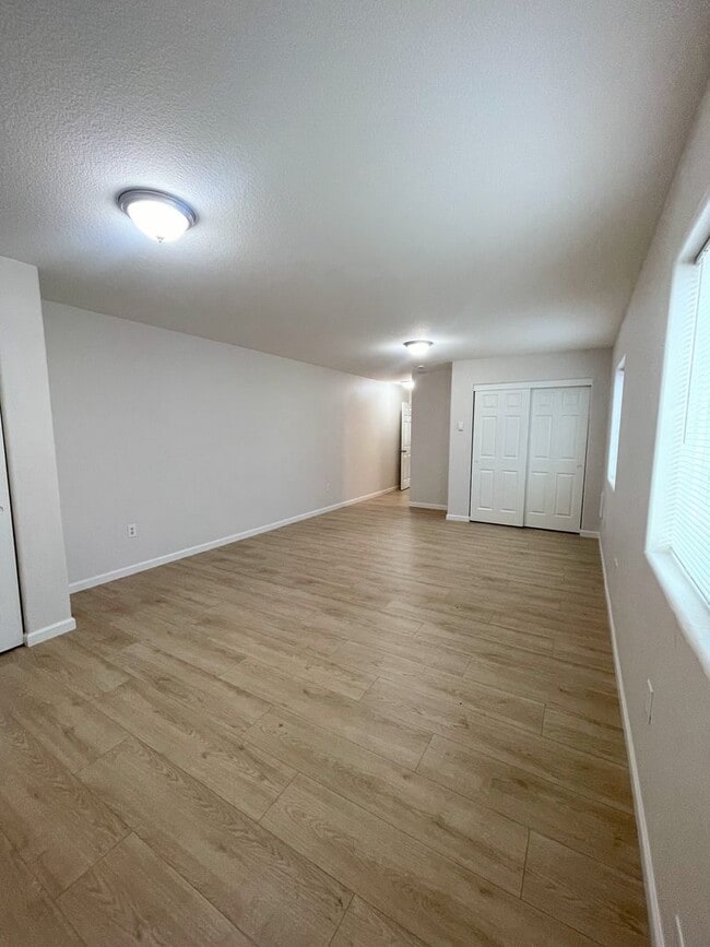 Building Photo - St. John's Townhome - 5 Bedroom, 2 bath Duplex Unit