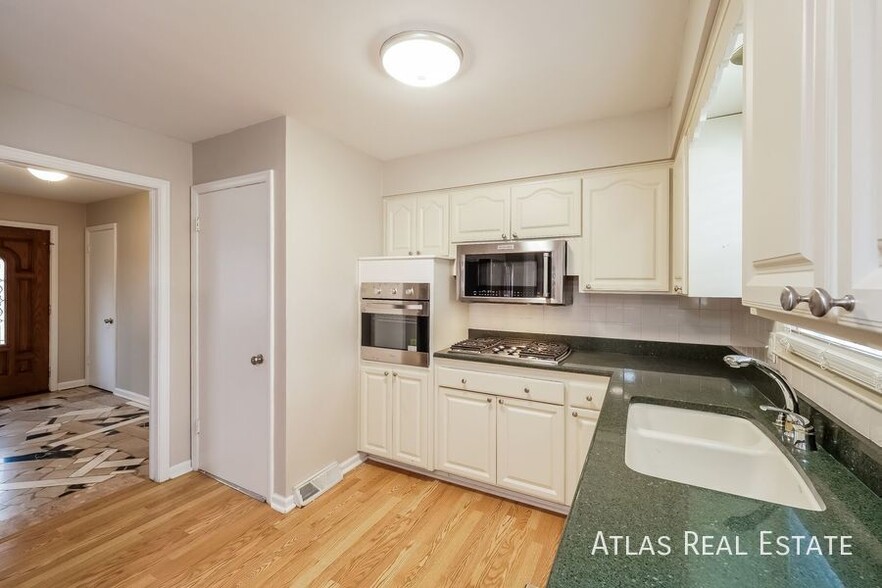 Building Photo - 5509 W 92nd Pl