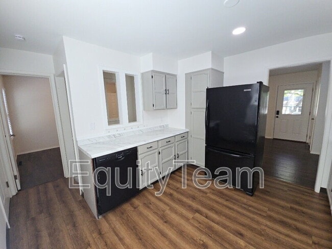 Building Photo - 120 Circle Dr