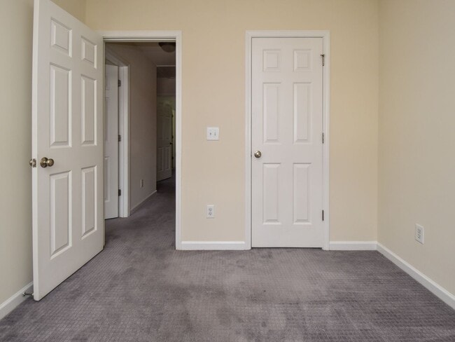 Building Photo - Charming 3-Bedroom Townhome in Prime Winst...