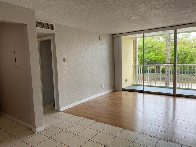 Building Photo - 732 N Halifax Ave