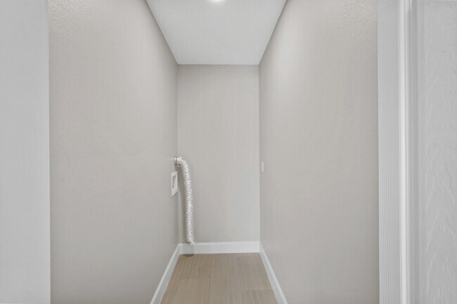 Building Photo - 2201 Fountain View Dr