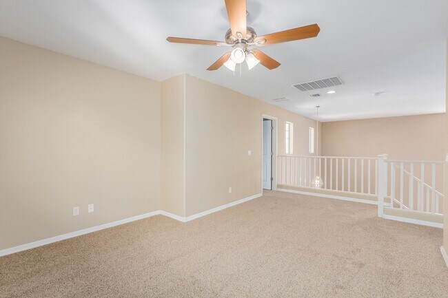 Building Photo - Spacious 4 bedroom home with full bath and...