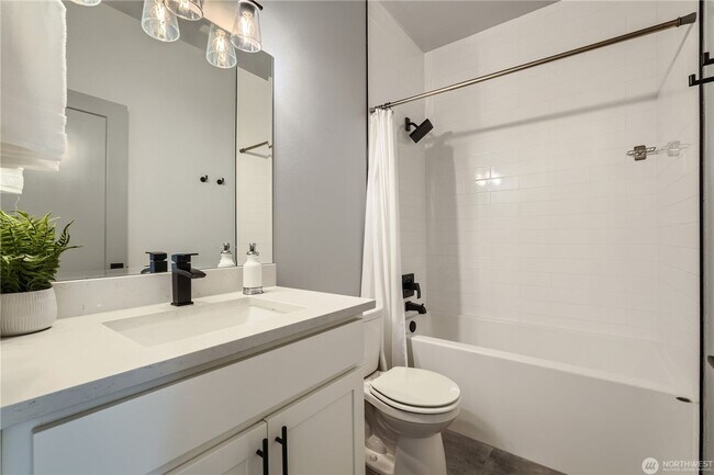 Building Photo - Spacious end-unit 3 bed townhome near Seat...