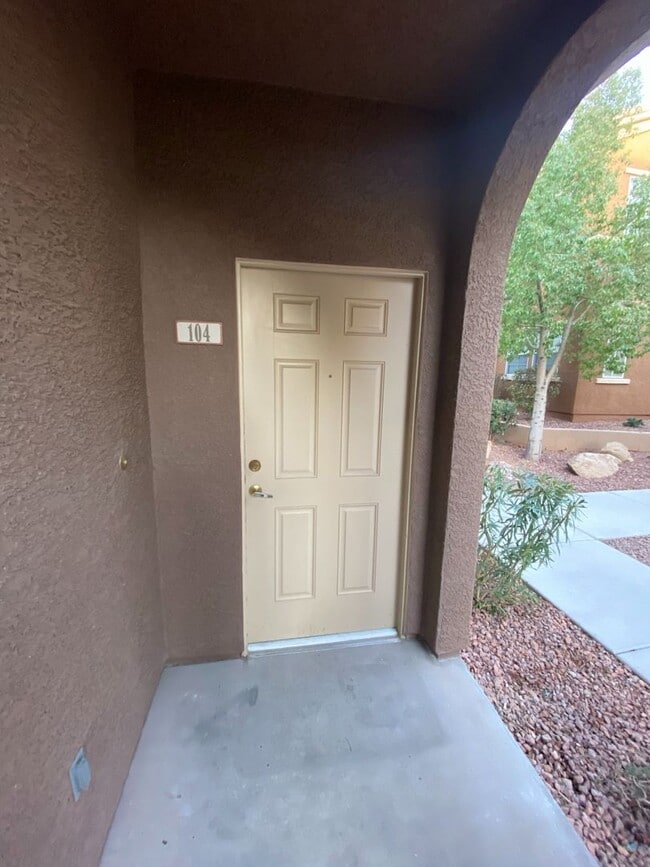 Building Photo - 1ST FLOOR 2 BED, 2 BATH CONDO, GATED COMMU...