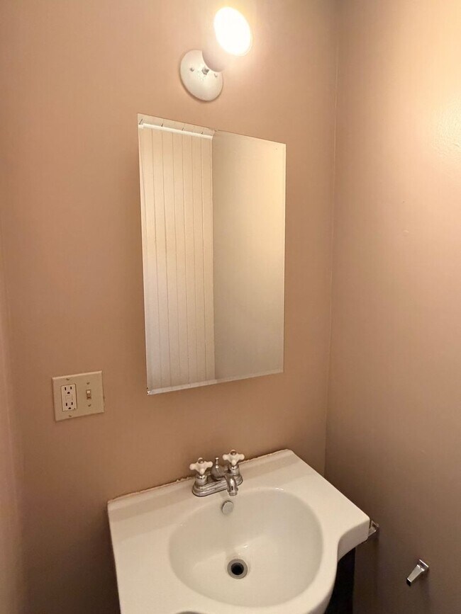 Building Photo - 3356/3372/3376 Franklin Ave.