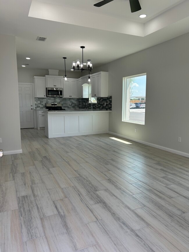 Building Photo - 1019 N Clarence Ave