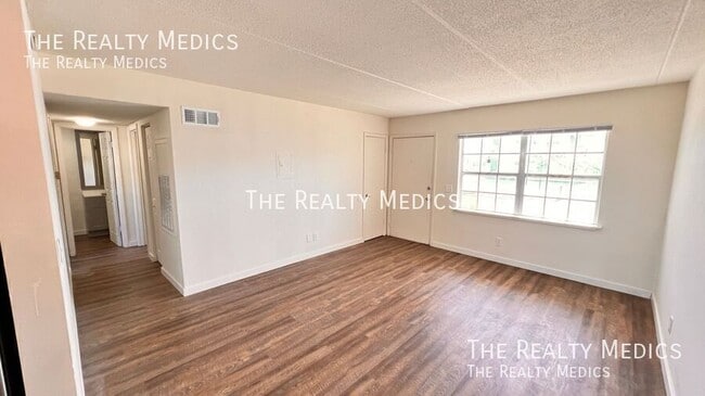 Building Photo - 1400 Eudora Rd