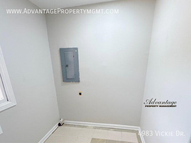 Building Photo - 4983 Vickie Dr