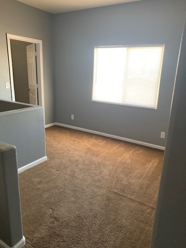 Building Photo - 3 Bedroom Townhouse