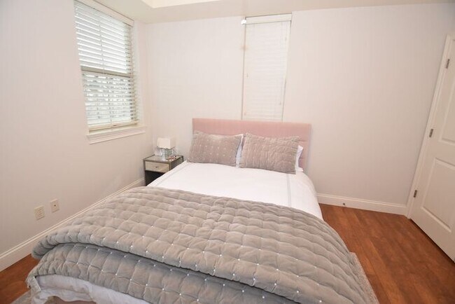 Building Photo - 3 bedroom 2 bath Ivy Quad Townhouse for lease