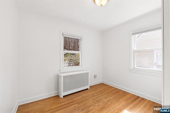 Building Photo - 83 Chestnut Hill Dr W