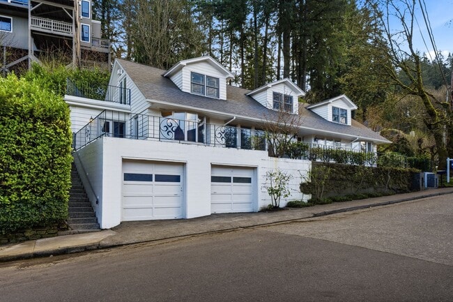Building Photo - Three bedroom and Two Bathroom home in Portland Heights! Gourmet Kitchen and incredible natural L...