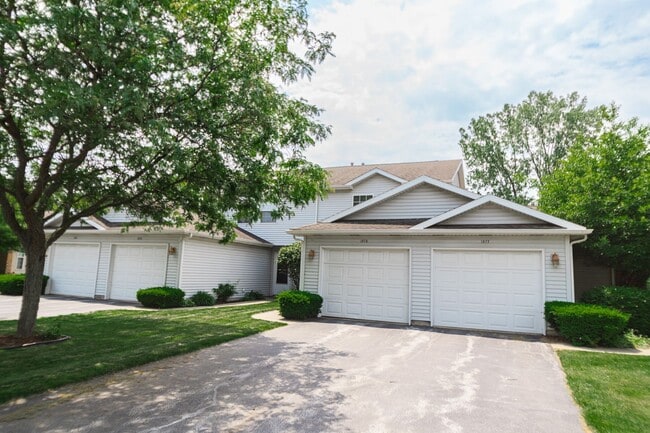 Building Photo - 3 bedroom / 2.5 bathroom Townhome for Rent...