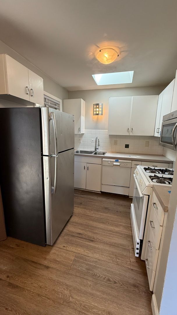 Building Photo - 2 bedroom Charming Single Family Home Multnomah Village Video Attached.