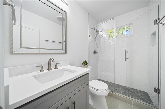 Building Photo - 1415 Almont Dr SW