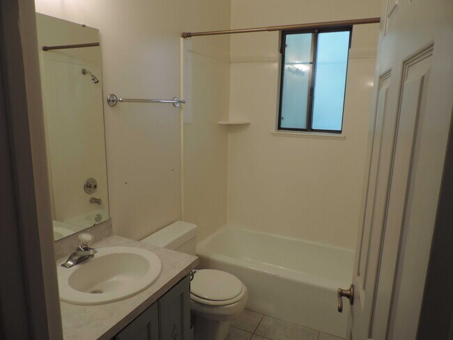 Building Photo - 1208 E 1420 S
