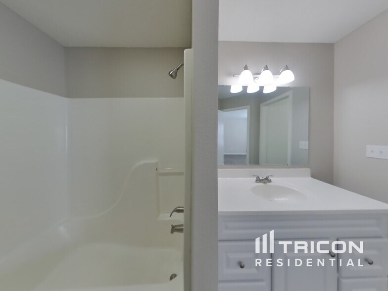 Building Photo - 484 Brookstone Dr