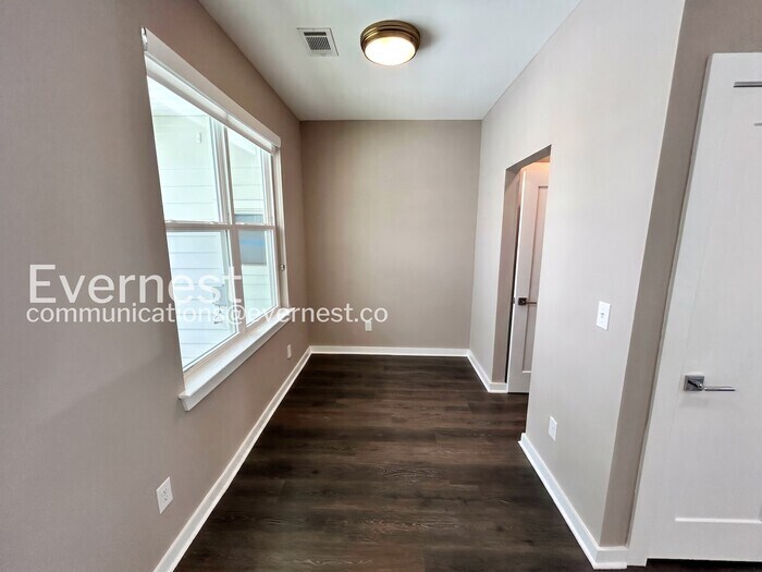 Building Photo - 303 Jeffries Wy