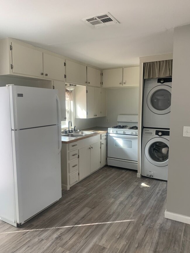 Building Photo - Charming Two Bedroom Downtown Springdale -