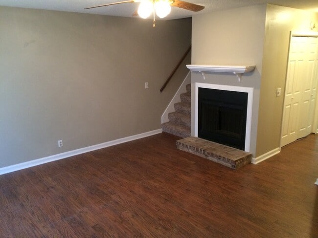 Building Photo - 3320 Lakeside Pl