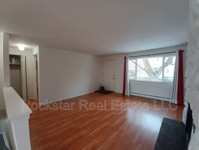 Building Photo - 704 E Bridgeport Ave