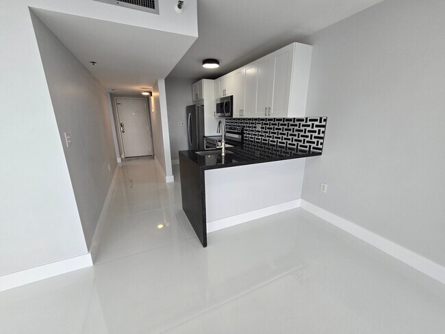 Building Photo - 1700 NW North River Dr