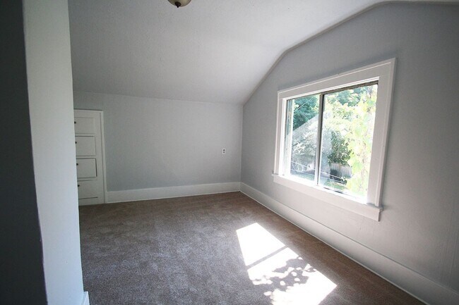 Building Photo - PRIVATE BOTHELL HOME FOR RENT W LARGE YARD & NEW PAINT & CARPET!