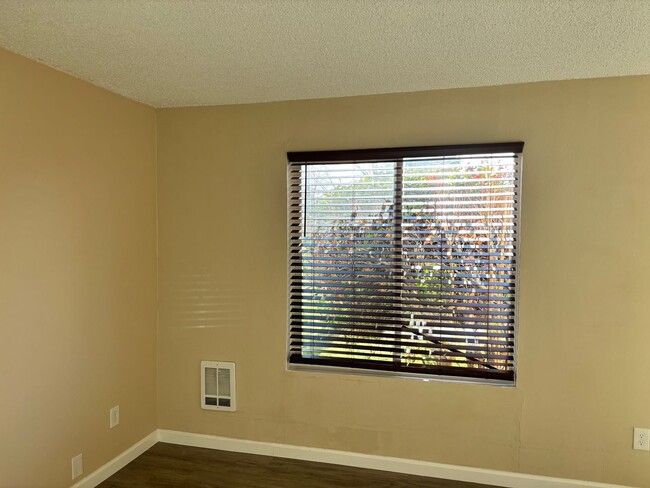 Building Photo - MOVE IN SPECIAL - 1/2 OFF THE 1ST MONTH RENT FOR THIS SUPER CUTE UNIT- RECENTLY REMODELED - ONLY ...