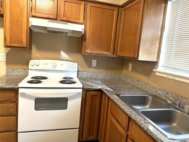 Building Photo - 614 Live Oak Dr