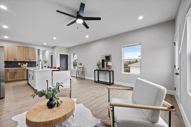 Building Photo - 8302 Lobelia Ln