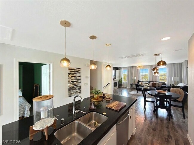Building Photo - 372 Ambitious St