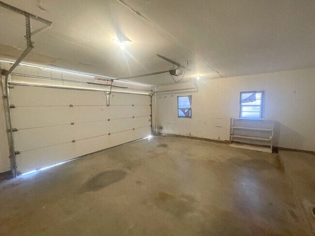 Building Photo - Large 4 Bed 2 Bath on Chapman DR