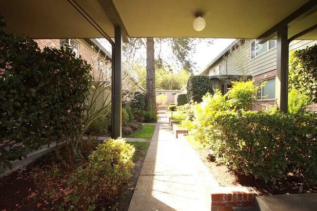 Building Photo - FREE RENT SPRING SPECIAL - 1 Bedroom Condo Near OHSU + Parking